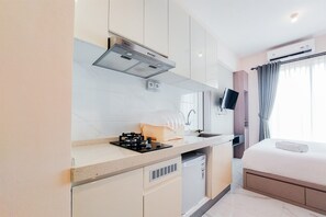 Interior - Comfy And Best Choice Studio At Sky House Bsd Apartment (Pagedangan)