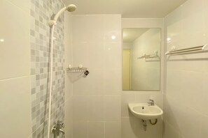 Apartamento | Banheiro | Chuveiro, produtos de toalete grátis, toalhas de banho 