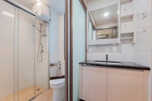 Leilighet | Bad | Dusj, toalettartikler (inkludert) og håndklær