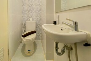 Studio | Bathroom | Shower, towels - Cozy Stay Studio At 38Th Fl Tokyo Riverside Pik 2 Apartment (Teluknaga)