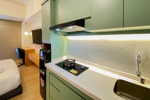 Studio | Private kitchen | Full-size fridge, stovetop - Cozy Stay Studio At 38Th Fl Tokyo Riverside Pik 2 Apartment (Teluknaga)