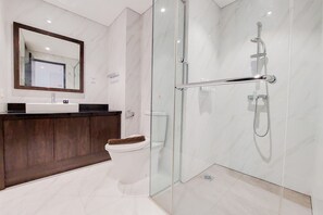 Apartemen | Kamar mandi | Shower, perlengkapan mandi gratis,  dan handuk