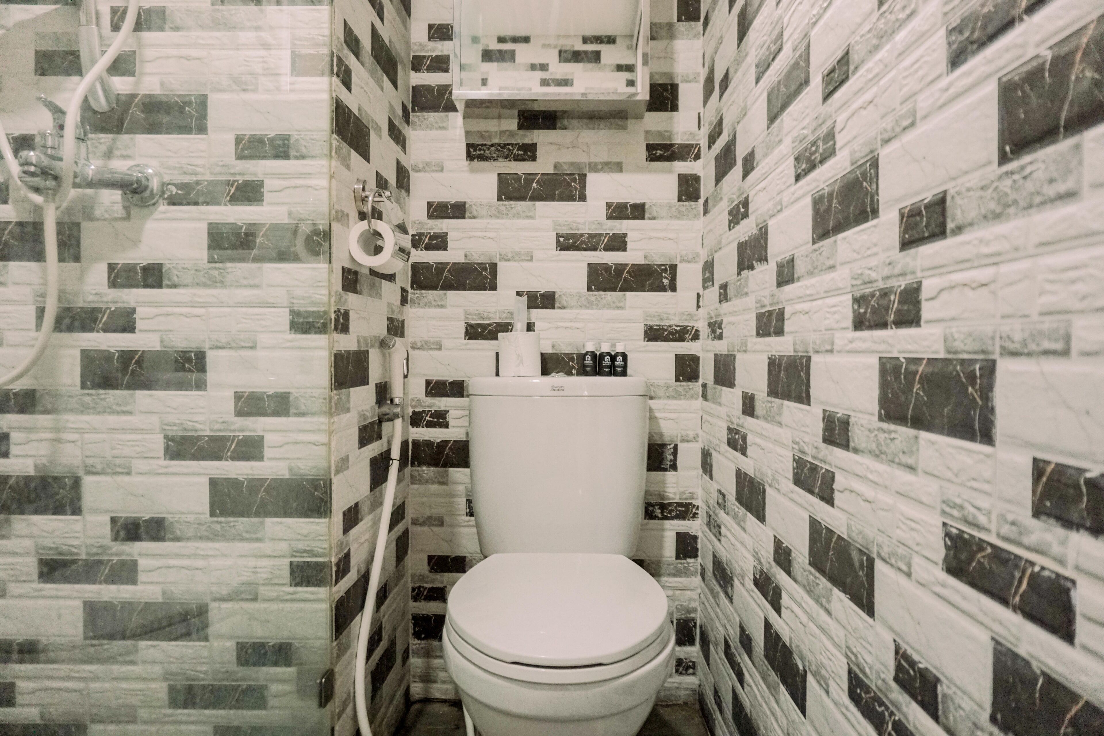 Studio | Bathroom | Shower, free toiletries, towels