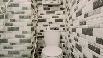 Estudio | Baño | Regadera, amenidades de baño gratuitas, toallas