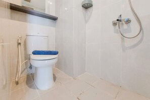 Studio | Bathroom | Shower, free toiletries, towels - Simply And Homey Studio Apartment At Serpong Garden Apartment (Cisauk)