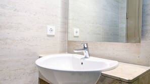 Appartamento | Bagno | Doccia, set di cortesia gratuito, asciugamani