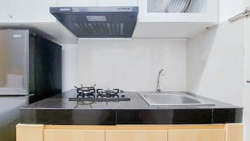 Studio | Private kitchen | Full-size fridge, stovetop