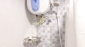 Apartamento | Banheiro | Chuveiro, produtos de toalete grátis, toalhas de banho