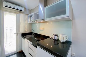 Apartamento | Cozinha privada | Geladeira grande, cooktop
