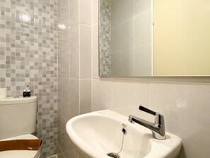 Studio | Bathroom | Shower, free toiletries, towels - New Furnished And Cozy Studio Tokyo Riverside Pik 2 Apartment (Teluknaga)