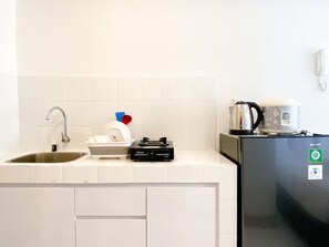 Studio | Private kitchen | Full-size fridge, stovetop - Brand New And Comfortable Studio At Tokyo Riverside Pik 2 Apartment (Teluknaga)