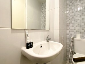 Studio | Bathroom | Shower, free toiletries, towels