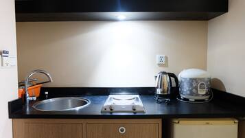 Apartament | Cuina privada | Frigorífic gran i placa de cuina