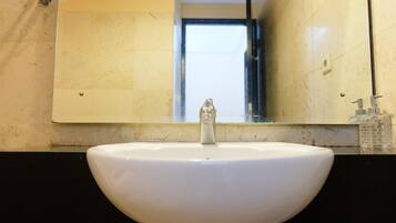 Apartament | Bany | Dutxa, articles de tocador gratuïts i tovalloles