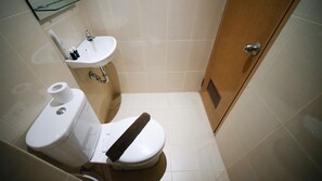 Estudio | Baño | Ducha, artículos de higiene personal gratuitos y toallas