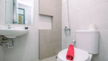 Lägenhet | Badrum | Dusch, gratis toalettartiklar och handdukar