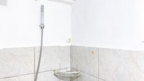 Apartemen | Kamar mandi | Shower, perlengkapan mandi gratis,  dan handuk