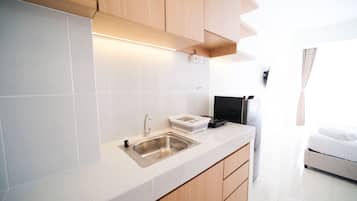 Studio | Private kitchen | Full-sized fridge, stovetop