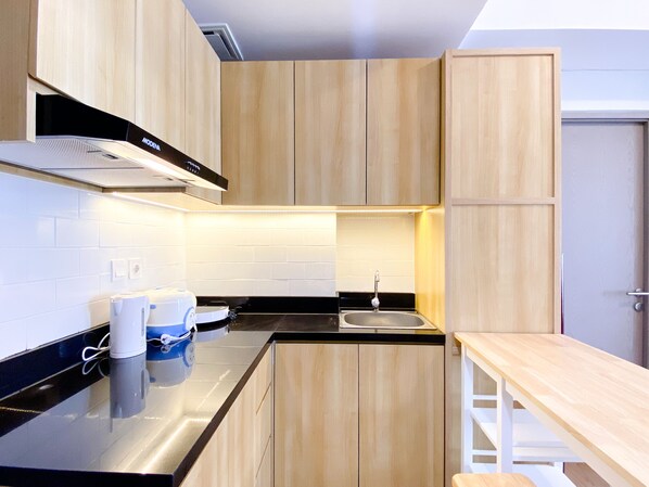 Apartament | Cuina privada | Frigorífic gran i placa de cuina