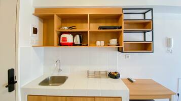 Estudio | Cocina privada | Frigorífico grande y placa de cocina