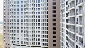 Um edifício alto com várias varandas e janelas.