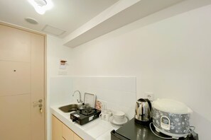 Private kitchen - Homey And New Studio At Tokyo Riverside Pik 2 Apartment (Teluknaga)