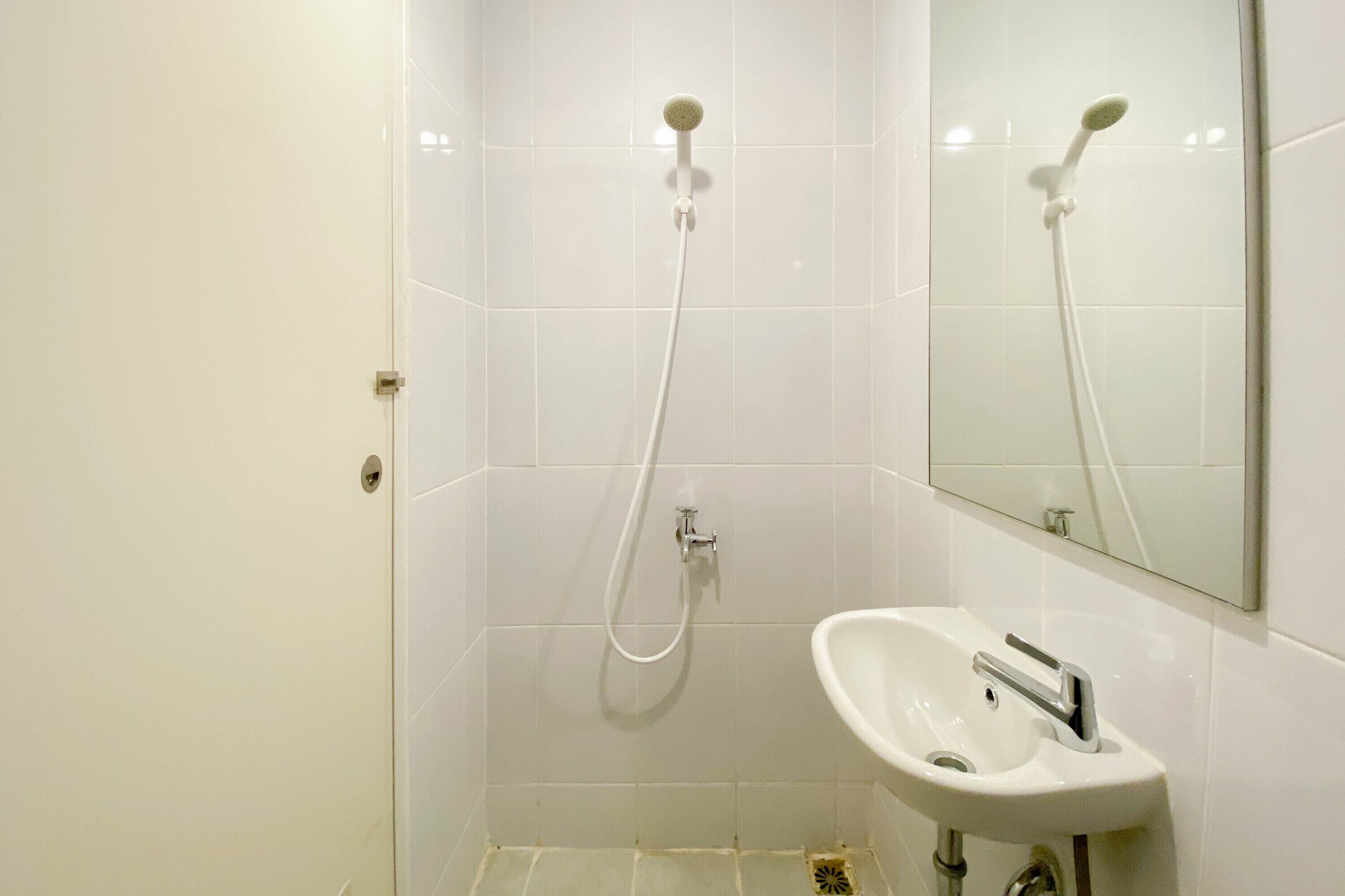 Studio | Badezimmer | Dusche, kostenlose Toilettenartikel, Handtücher