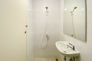 Studio | Bathroom | Shower, free toiletries, towels - Homey And New Studio At Tokyo Riverside Pik 2 Apartment (Teluknaga)