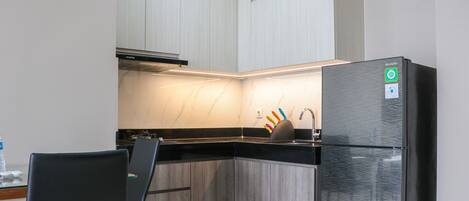 Appartement | Privékeuken | Een koelkast met diepvriezer, een kookplaat