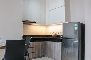 Private kitchen - Spacious And Homey 2Br At Ciputra International Apartment (Jakarta)