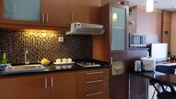 Apartment | Private kitchen | Full-size fridge, stovetop