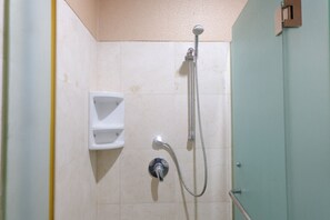 Apartment | Badezimmer | Dusche, kostenlose Toilettenartikel, Handtücher