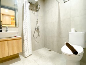 Studio | Badrum | Dusch, gratis toalettartiklar och handdukar