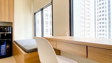 Una cocina moderna con dispensador de agua integrado, encimera de madera y ventana con vista a la ciudad.