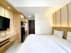 Free WiFi - Cozy And Homey Studio Room Pollux Chadstone Apartment (Cikarang)
