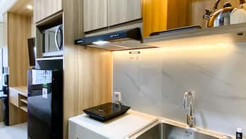 Studio | Private kitchen | Full-size fridge, stovetop