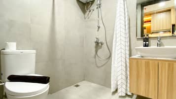Studio | Badkamer | Een douche, gratis toiletartikelen, handdoeken