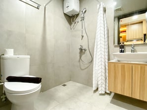 Studio | Salle de bain | Douche, articles de toilette gratuits, serviettes fournies