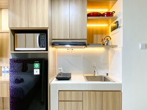 Private kitchen - Cozy And Homey Studio Room Pollux Chadstone Apartment (Cikarang)