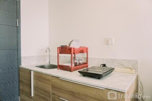 Studio | Privékeuken | Een koelkast met diepvriezer, een kookplaat