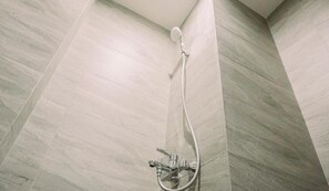 Estudio | Baño | Ducha, artículos de higiene personal gratuitos y toallas