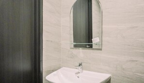 Studio | Badkamer | Een douche, gratis toiletartikelen, handdoeken