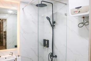 Apartamento | Baño | Ducha, artículos de higiene personal gratuitos y toallas