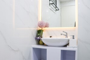 Ducha, artículos de tocador gratuitos, toallas