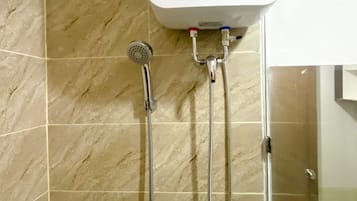 Studio | Badkamer | Een douche, handdoeken