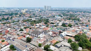 Une zone urbaine densément peuplée, caractérisée par une grande variété de types de bâtiments, notamment des immeubles résidentiels et des locaux commerciaux.