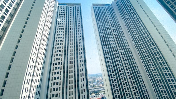 Vista de edificios altos y modernos con cielo despejado.