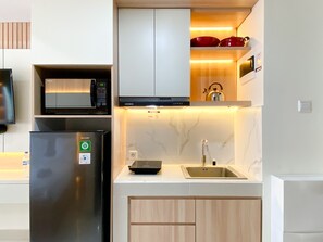 Studio | Eget kök | Stort kylskåp och spishäll