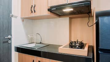 Studio | Private kitchen | Full-size fridge, stovetop