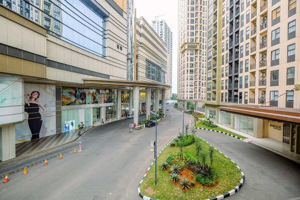 Exterior - Modern Living And Nice Studio At Transpark Cibubur Apartment (Bekasi)